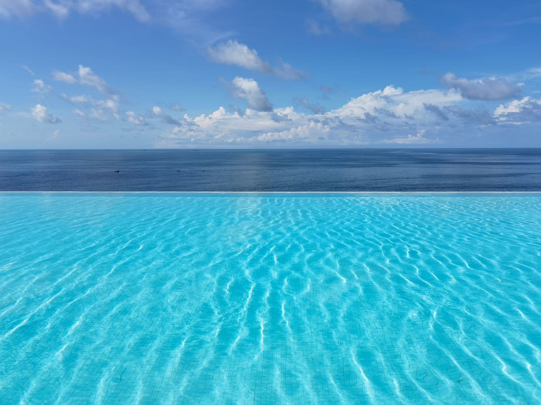 Infinity zwembad met zicht op zee
