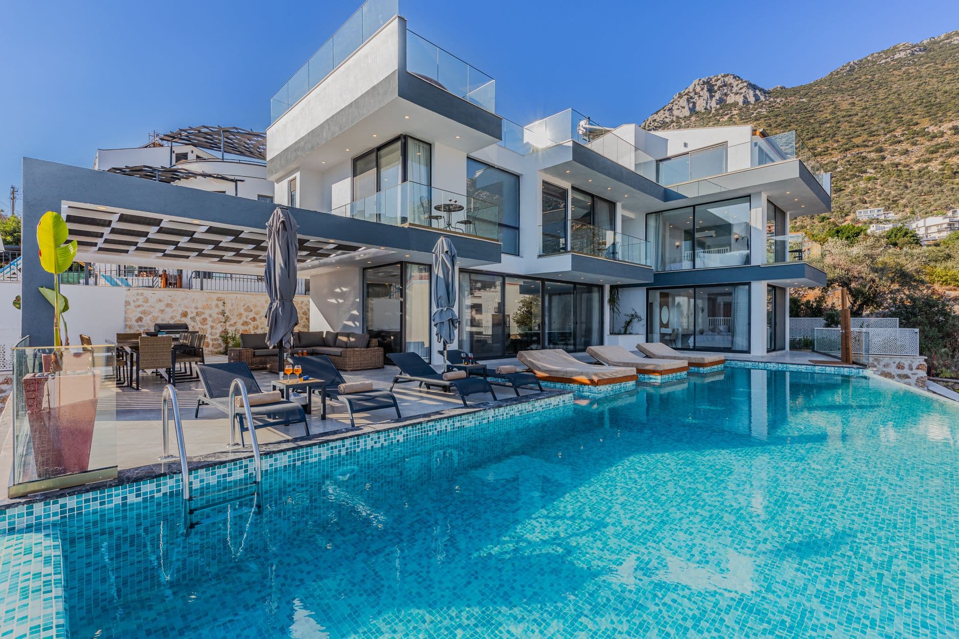 Infinity zwembad bij een moderne villa