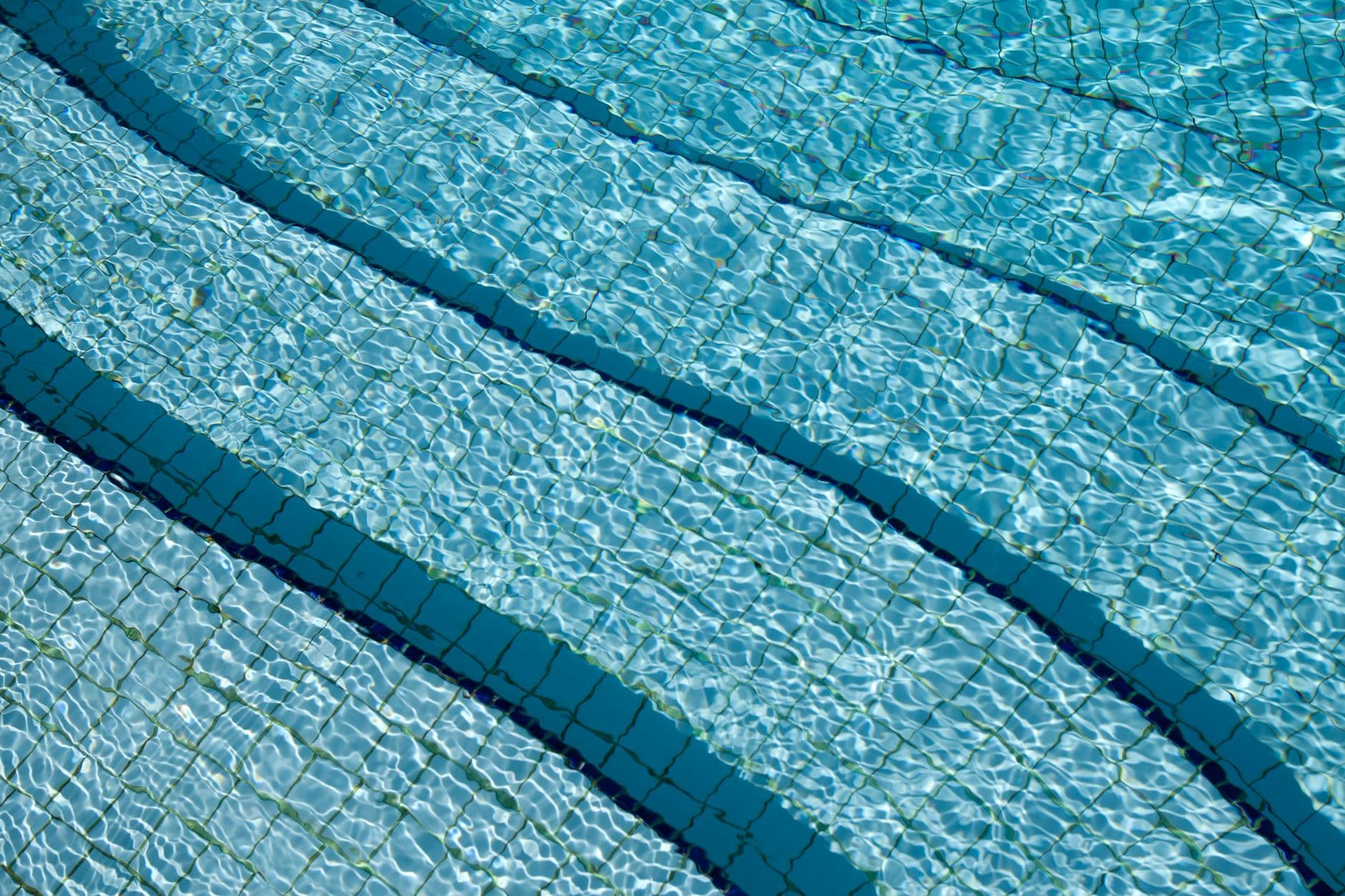 Rustig wateroppervlak van een zwembad